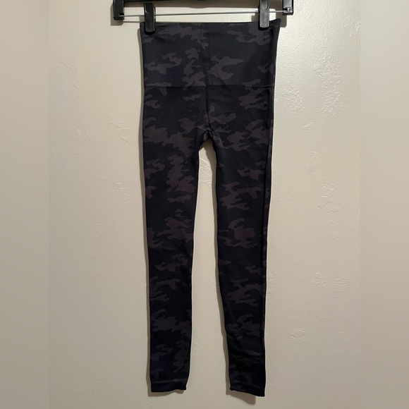 Spanx Look At Me Now Seamless Leggings in Black Camo NWT Athlesiure Yoga size S - Picture 7 of 13